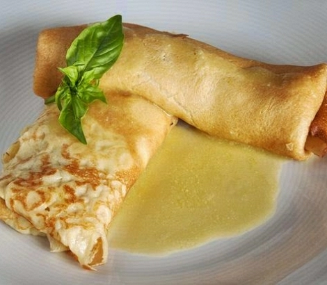Crepes de puerro y crema de queso al orujo