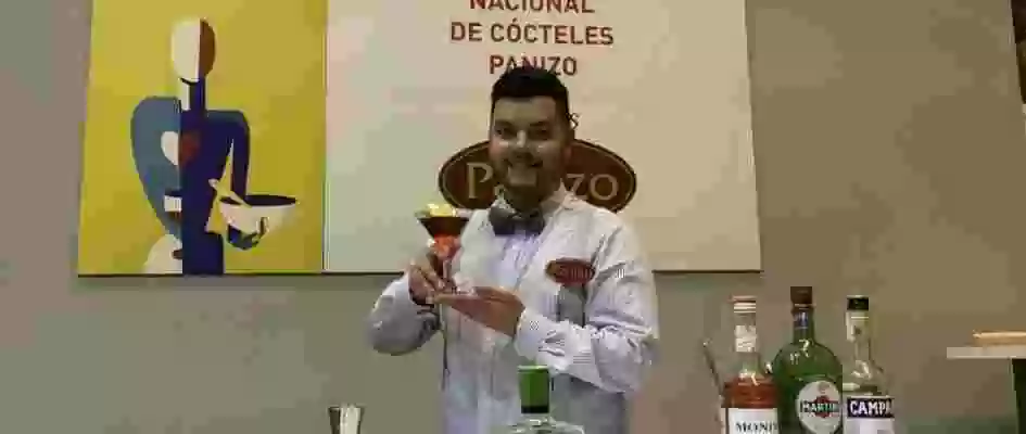 Borja Gutiérrez, con su cóctel Panigroni, ganador del 8º Concurso Nacional de Cócteles