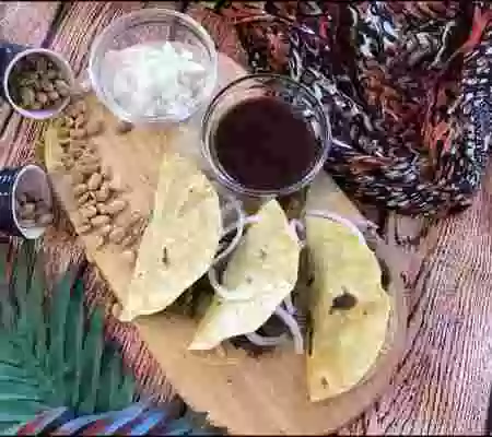 Tacos de costillas de cerdo glaseadas con salsa de pacharán
