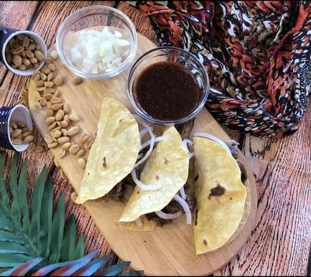 Tacos de costillas de cerdo glaseadas con salsa de Pacharán Panizo