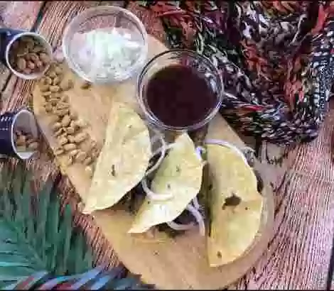 Tacos de costillas de cerdo glaseadas con salsa de pacharán