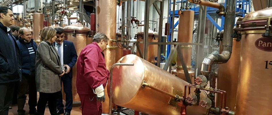 La Consejera de Agricultura de Castilla y León visita las instalaciones de Orujos Panizo