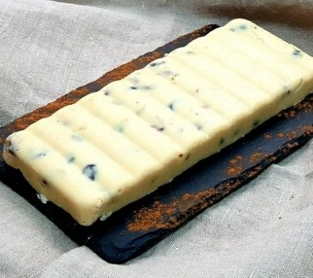 Turrón de chocolate blanco, Licor de Crema con Orujo Panizo, pistachos y arándanos