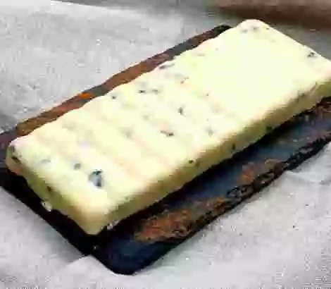 Turrón de chocolate blanco, Licor de Crema con Orujo Panizo, pistachos y arándanos